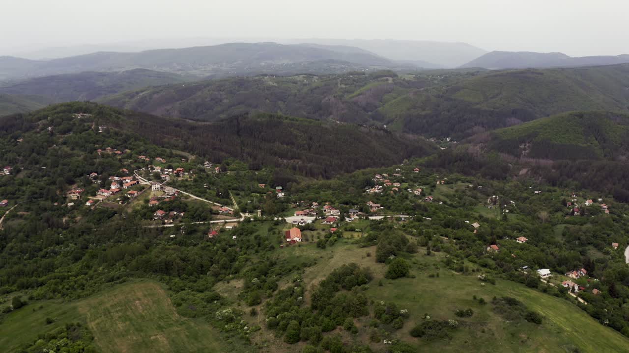 drone moviéndose sobre el pueblo de china desde la izquierda al lado derecho del cuadro, mostrando las cadenas montañosas de strandzha en bulgaria
