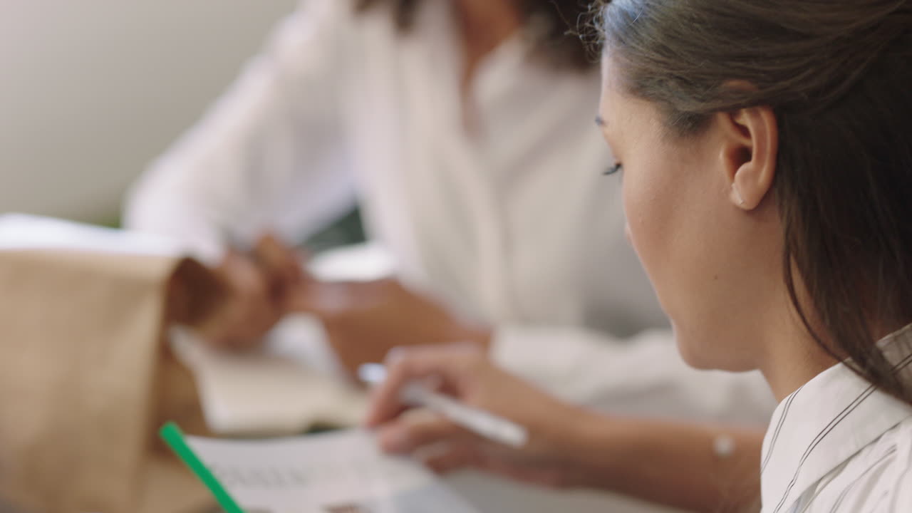 mujer de negocios profesional reunión líder de equipo hablando con colegas lluvia de ideas creativas confiada mujer gerente hispana en la sala de juntas de la oficina de cerca
