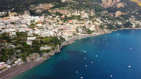 vista aérea de drones de positano, cerca de nápoles, italia