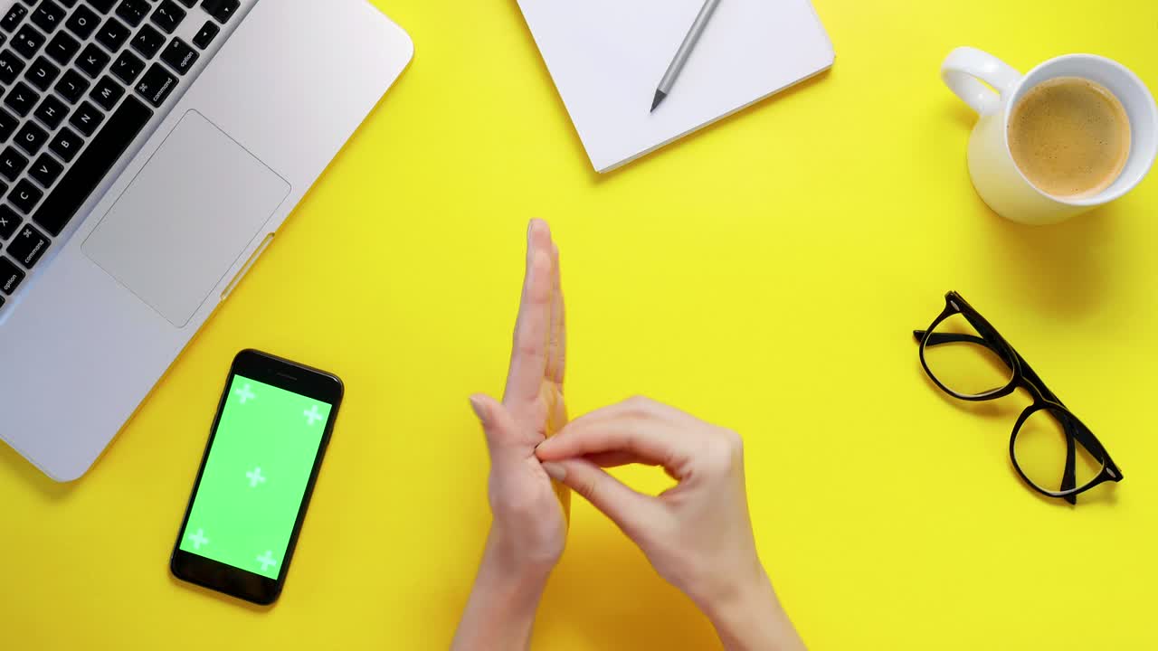 깨끗한 손 위생 코로나 바이러스 확산 방지를 위해 알코올 젤을 사용하는 상위 뷰 코로나 바이러스 예방 손 소독제