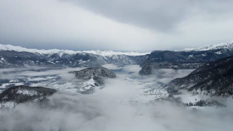 nube niebla surf aéreo invierno cordillera picos nieve niebla día