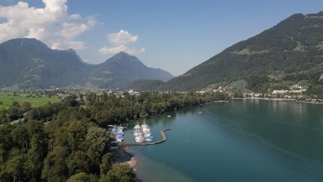 vista aérea de hermosos lagos en europa junto con deportes acuáticos y barcos de pesca