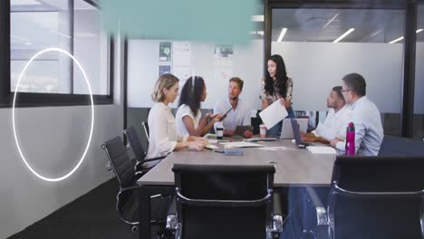 animación de iconos y procesamiento de datos sobre diversas personas de negocios que trabajan en la oficina