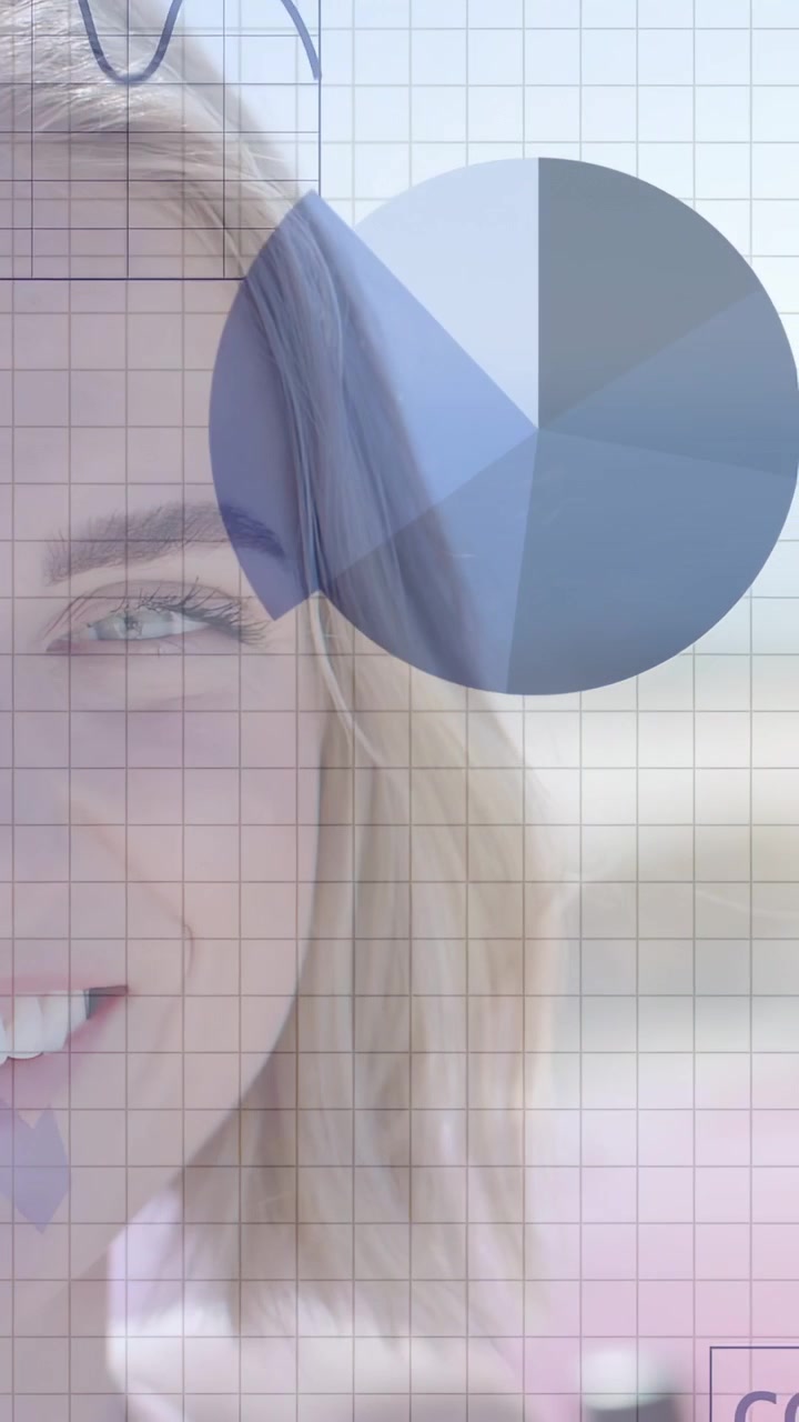 Vídeo vertical: Mulher adulta sentada à esquerda, dados aparecendo e gráficos HUD sobrepondo o rosto para tecnologia.