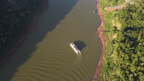 Drone-Birds-Eye-Shot-De-Barco-Turístico-Girando-En-El-Río-Iguazú-Durante-El-Día-Soleado-En-La-Selva-De-América-Del-Sur