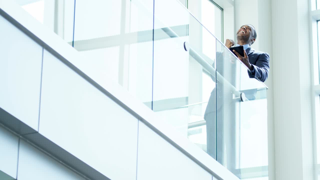 мужчина-афроамериканский финансовый консультант с помощью беспроводного планшета