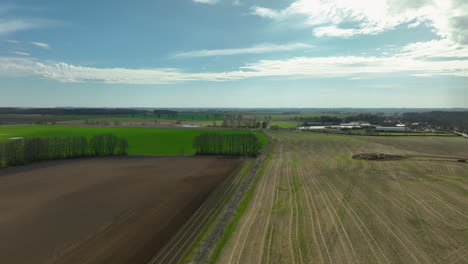 Vista-Aérea-Del-Campo-Agrícola-Con-Hermoso-Paisaje-Durante-El-Día