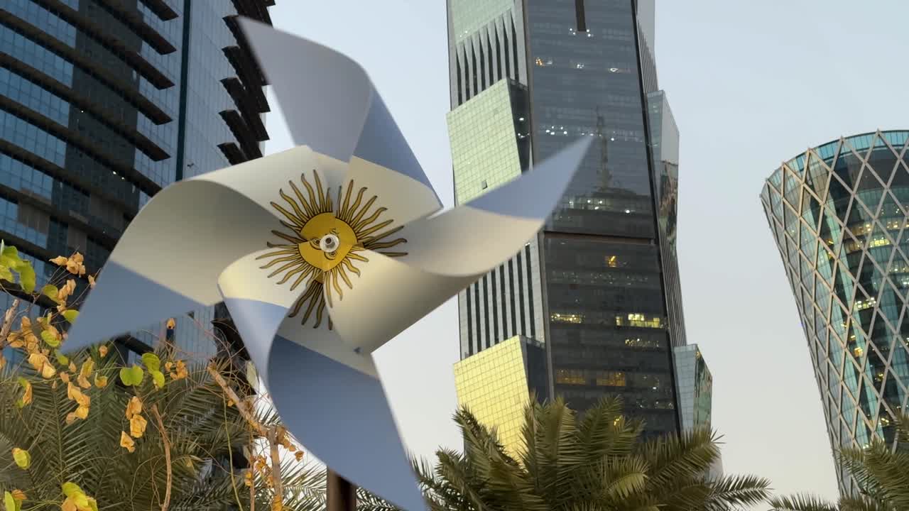 아르헨티나 최종 피파 월드컵 카타르 챔피언 축구 경기장에서 메시 선수와 도시 경관 디자인이 있는 축구 국제 대회에서 회전 장식 디자인에 인쇄된 깃발