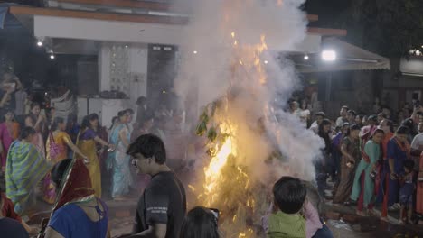Menschen-Feiern-Das-Hinduistische-Holi-Fest-Mit-Lagerfeuer-In-Mumbai,-Indien-25