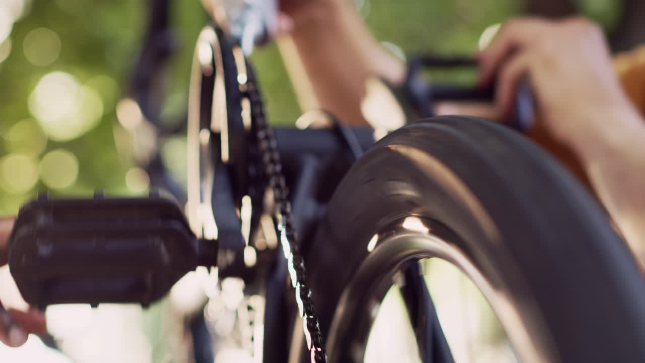 부부 는 야외 에서 자전거 체인 을 윤활 시키고 있다