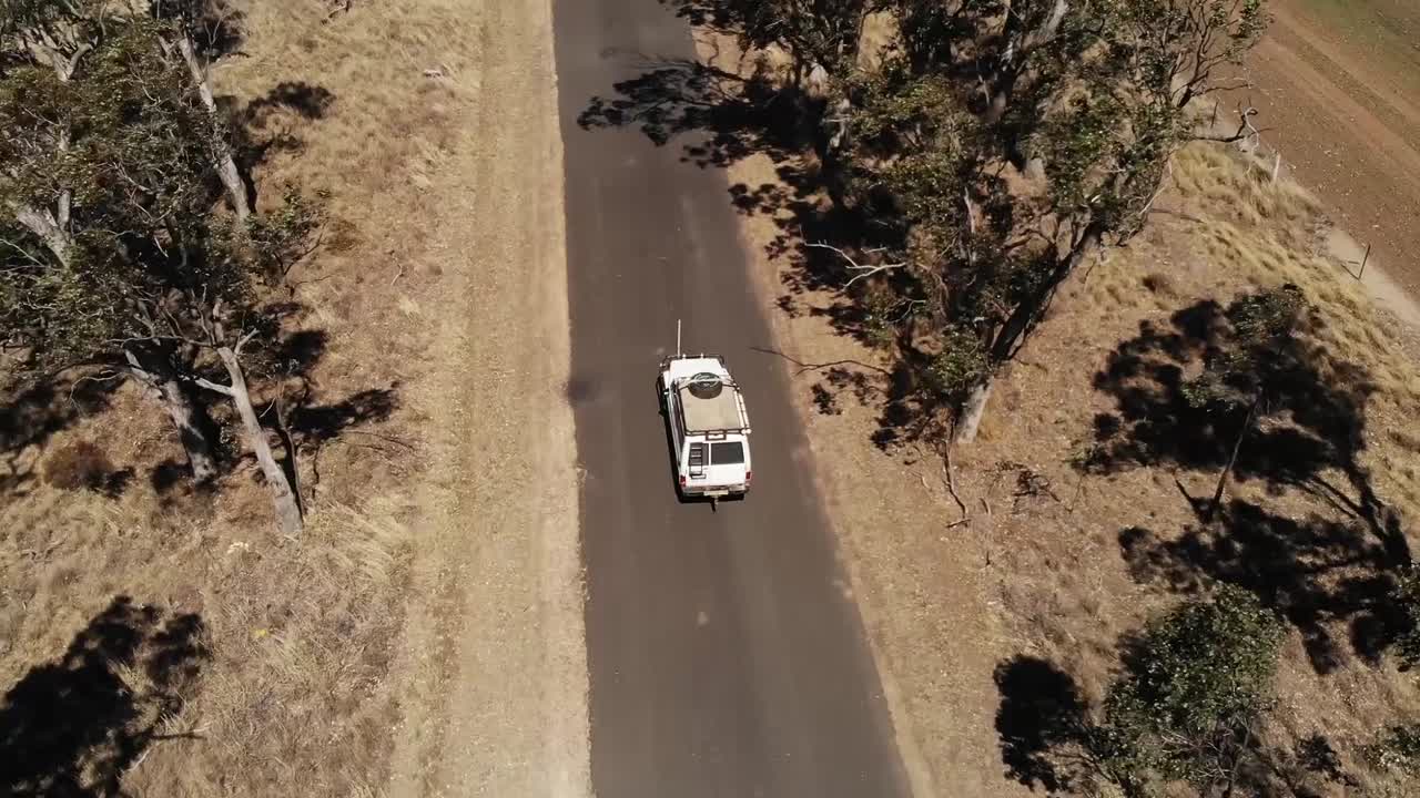 Volo drone di un veicolo Land Rover Troopy che guida nell'outback australiano