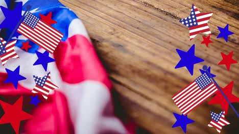 animación de estrellas y rayas sobre la bandera estadounidense en una mesa de madera
