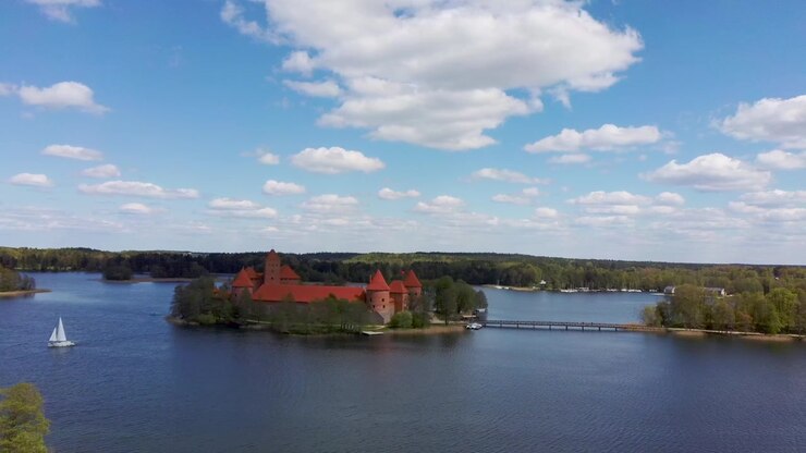 Castello medievale gotico sull'isola di Trakai, situato nel lago Galve. Ripresa aerea del monumento più bello della Lituania. Il castello dell'isola di Trakai, una delle destinazioni turistiche più popolari in Lituania