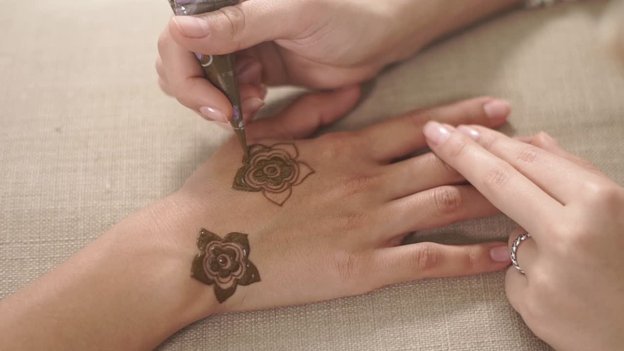 Disegno di tatuaggio all'henné sulle mani