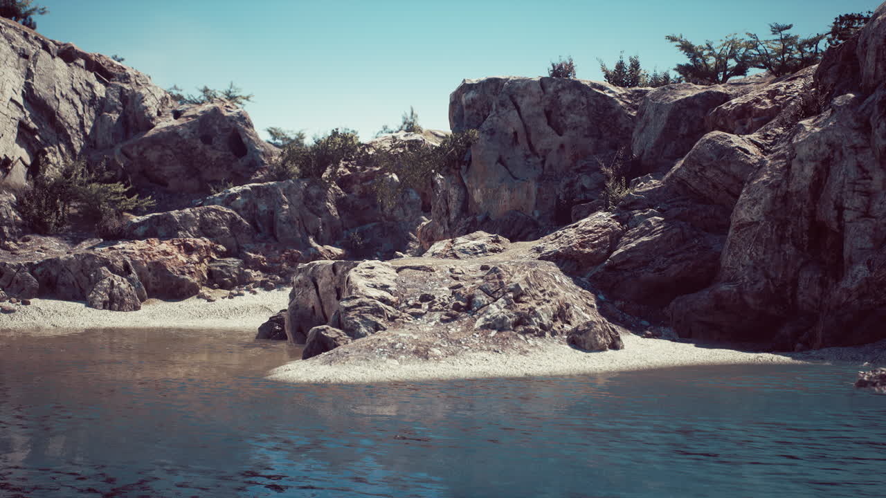 прибрежный вид на песчаный пляж с скалами