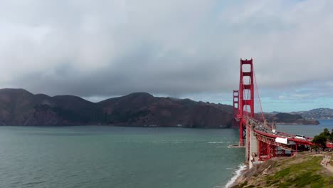 Aérea:-Puente-Golden-Gate-Y-Montañas-Al-Fondo