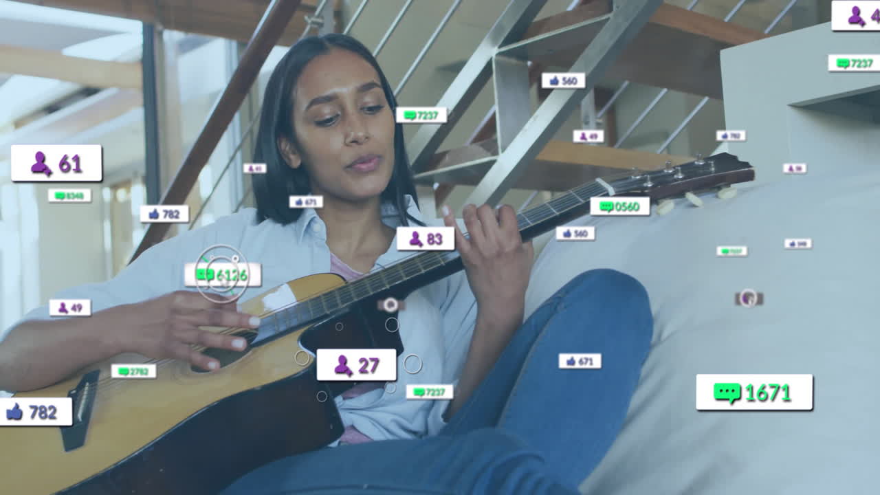 animación de iconos y procesamiento de datos sobre mujer biracial tocando la guitarra