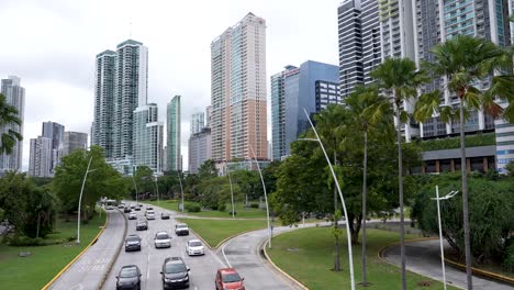 Avenida-Balboa-En-La-Ciudad-De-Panamá,-Panamá,-Bordeada-De-Palmeras-Y-Un-Horizonte-De-Edificios-Altos