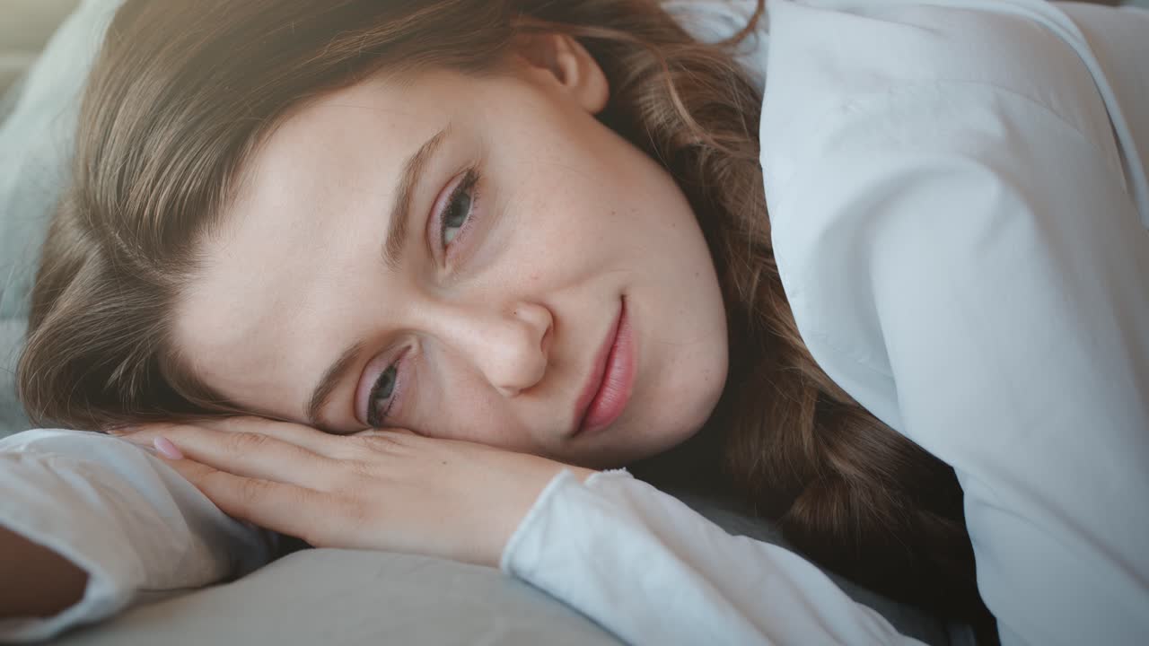 침대에서 자고 있는 여자