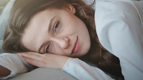 mujer durmiendo en la cama