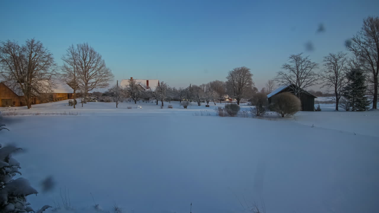 봄을 시작으로 올해는 여름, 가을, 겨울을 거치는 한 폭의 그림같은 시골집 연못가에서 오랜 타임랩스