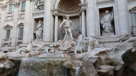 fontana di trevi, una de las atracciones turísticas más populares de roma, italia