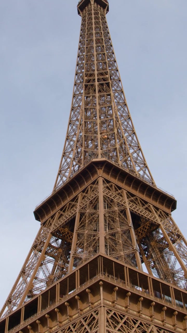 Una telecamera a bassa angolazione panoramica attraverso l'intricata griglia di ferro del monumento storico francese