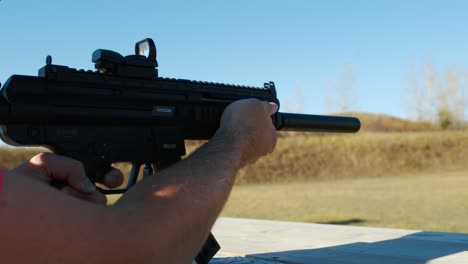 Disparo-De-Bala-De-Un-Solo-Disparo-Desde-Sig-Mpx-K-Suprimido-Karabin-Gsg-15-Negro-En-El-Campo-De-Tiro-Del-Cielo-Azul-Soleado