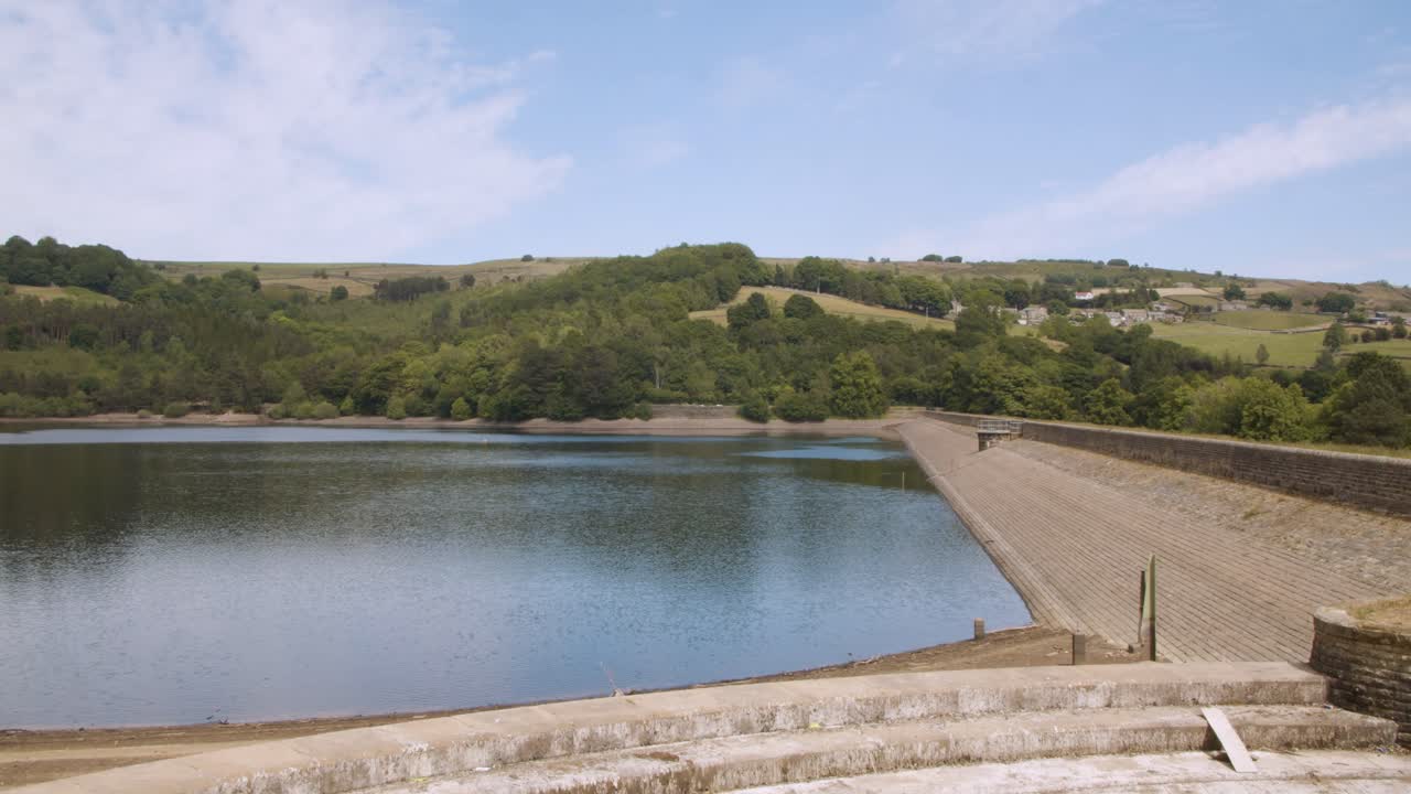 timelapse de un embalse artificial con bosques en el fondo, embalse de agden, yorkshire del sur