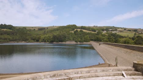 Zeitraffer-Eines-Künstlichen-Stausees-Mit-Wäldern-Im-Hintergrund,-Stausee-Von-Agden,-South-Yorkshire