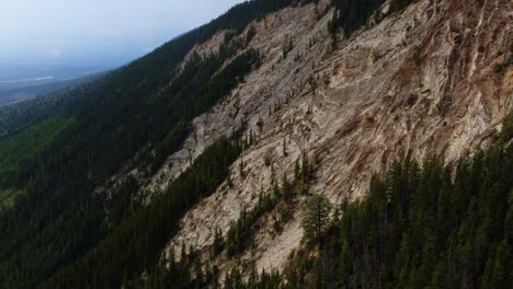 Vista-Aérea-Inclinándose-Hacia-Un-área-De-Deslizamiento-De-Tierra-Rocosa-En-Las-Montañas-De-Bc,-Canadá