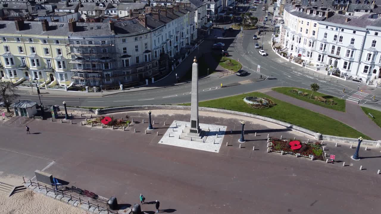 해변 마을 llandudno 거대한 양귀비 전쟁 기념관 오벨리스크 정원 목가적 인 산책로 해안가 조감도 하강 기울기 위로