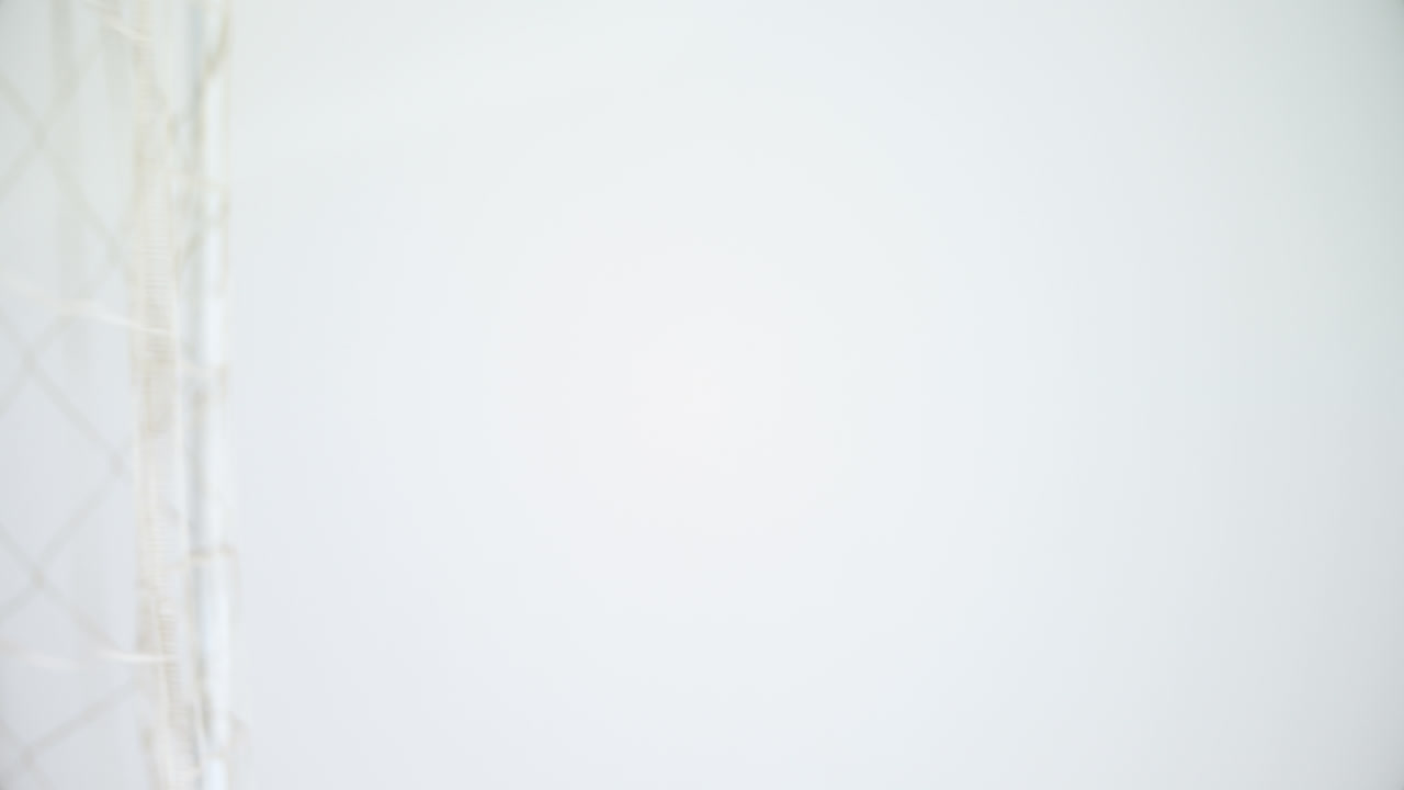 fútbol dentro del poste de la puerta contra un fondo blanco 4k