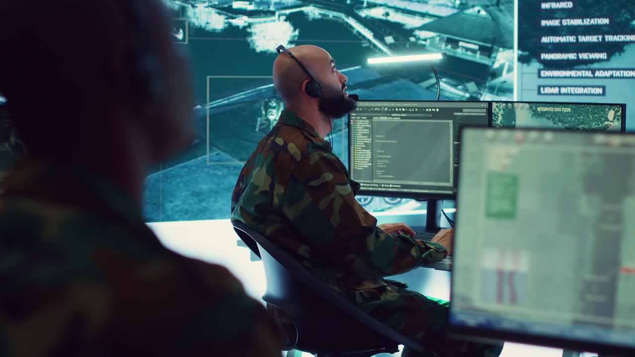 equipo de maquinistas de la guardia nacional que operan en la vigilancia de radar de cctv