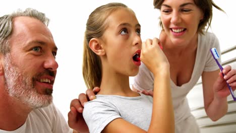 familia cepillándose los dientes en el baño