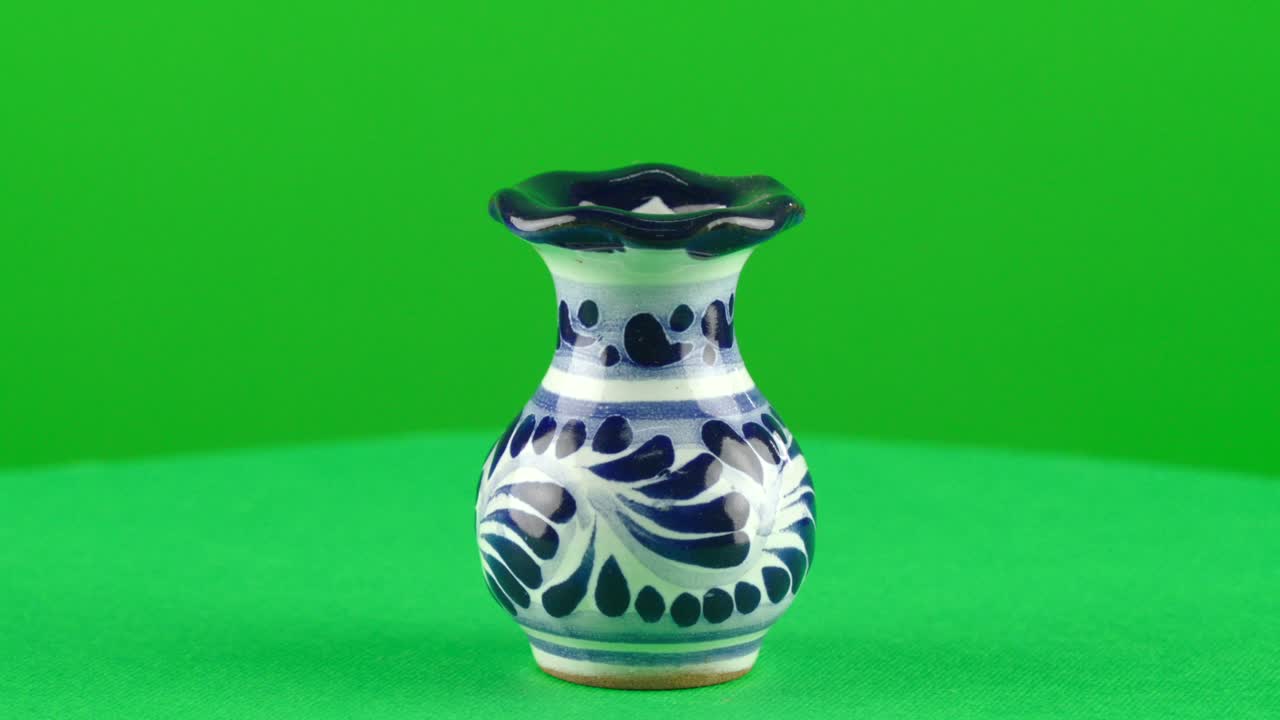 mexicano mini modelo jar cerámica talavera puebla poblana cerámica azul en fondo verde croma clave de fondo reemplazo telón de fondo objeto en un torno giratorio 3d