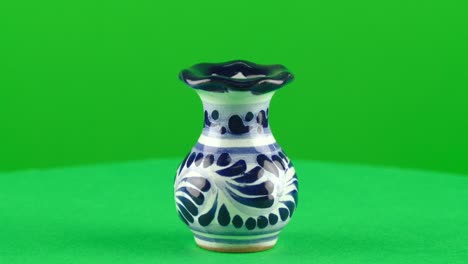 Mexican-mini-model-jar-ceramic-talavera-puebla-poblana-cerámica-blue-on-green-background-chroma-key-background-replacement-backdrop-objet-in-a-turntable-3d-spinning-loop