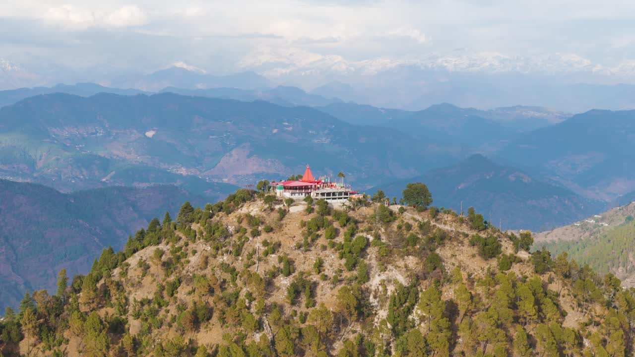 templo hindú en la cima de la montaña
