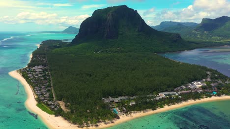 Vista-Aérea-Del-Panorama-De-La-Isla-Mauricio-Y-La-Famosa-Montaña-Le-Morne-Brabant,-Hermosa-Laguna-Azul-Y-Cascada-Submarina