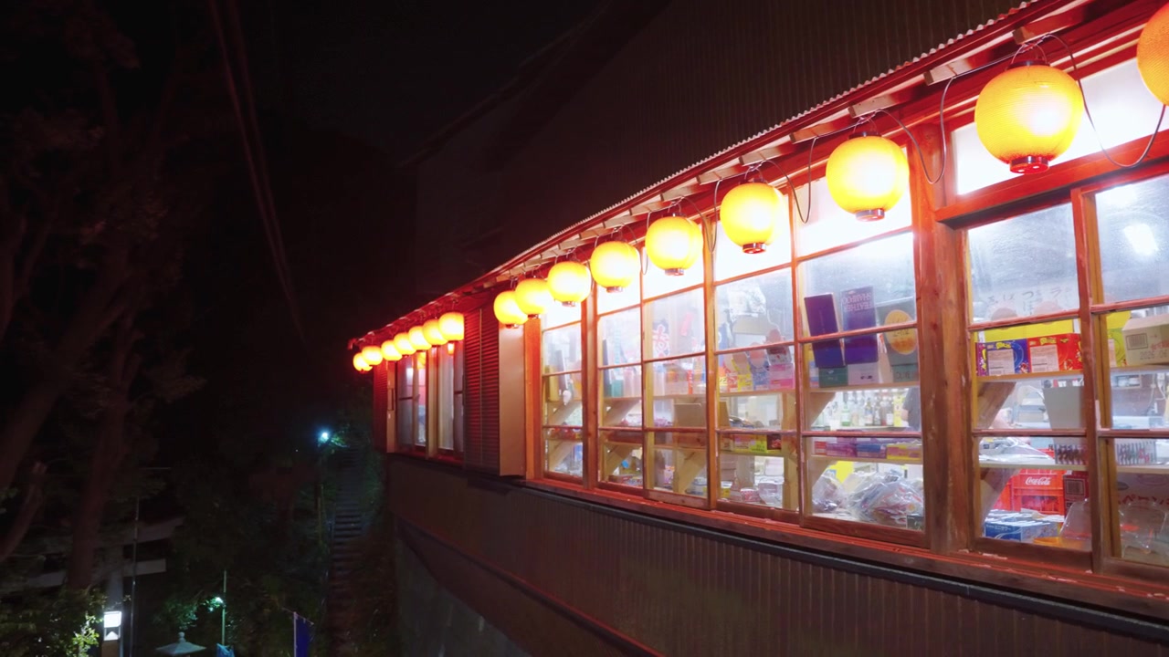 Toko Gaya Shonan Retro di Malam Hari di Pulau Enoshima, Jepang.