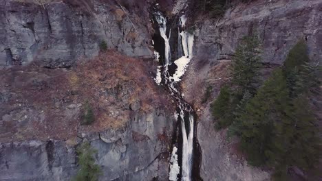 Hiker-group-hiking-in-Provo-mountain-in-Utah,-USA