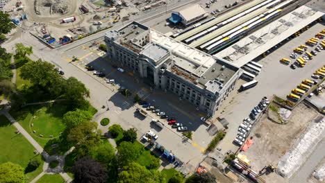 vista aérea de la estación central del pacífico, la estación de autobuses y trenes interurbanos en vancouver, columbia británica, canadá