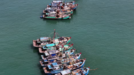 Vista-Aérea-De-Arriba-Hacia-Abajo-De-Grandes-Arrastreros-Vietnamitas-Y-Barcos-De-Pescadores,-Barcos-De-Pesca-De-Calamar