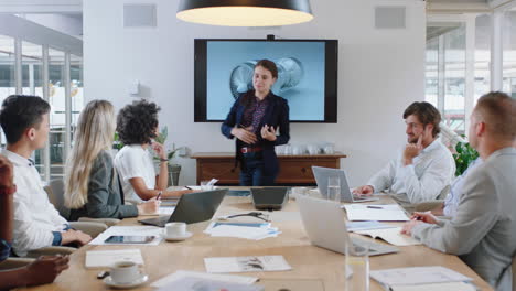 Geschäftsleute-Treffen-Sich-Im-Sitzungssaal.-Eine-Ingenieurin-Präsentiert-Das-Turbinendesign-Auf-Dem-Fernsehbildschirm,-Teilt-Technisches-Briefing-Mit-Kollegen-Und-Diskutiert-Ideen-In-Einer-Büropräsentation