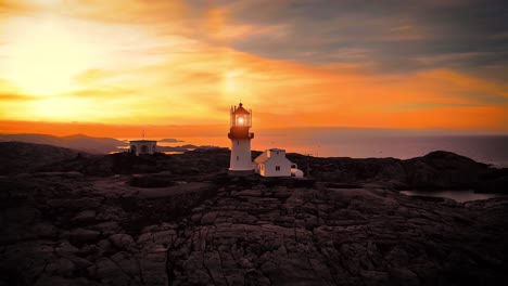 küstenleuchtturm. der lindesnes-leuchtturm ist ein küstenleuchtturm an der südlichsten spitze norwegens.