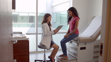 el médico en bata blanca se reúne con la paciente.