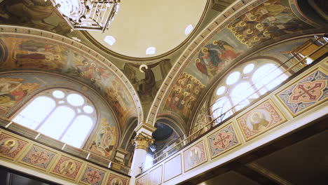 hermoso techo de vidrio manchado e iconografía en una iglesia ortodoxa