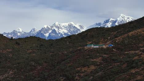 Cordillera-En-La-Región-De-Pikeypeak-De-Nepal,-Zona-Montañosa-Con-Drones-Disparados-4k