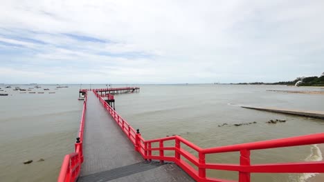 Lange-Rote-Seebrücke-Im-Japanischen-Stil-Liegt-Ins-Meer