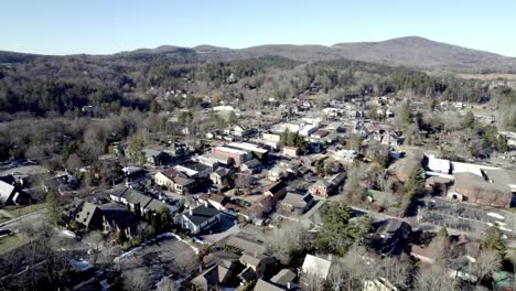 Tiro-Alto-Aéreo-Sobre-La-Ciudad-De-Blowing-Rock-Nc,-Carolina-Del-Norte